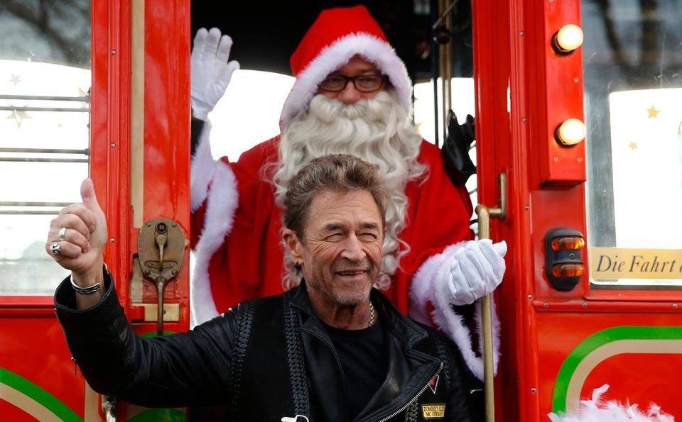 Peter Maffay geht sogar mit Santa Claus auf Tour. Allerdings nur in der traditionellen schweizer Märchen-Tram. Zwei Engel erzählen dazu packende Weihnachtsgeschichten. Peter Maffay geht sogar mit Santa Claus auf Tour. Allerdings nur in der traditionellen schweizer Märchen-Tram. Zwei Engel erzählen dazu packende Weihnachtsgeschichten.