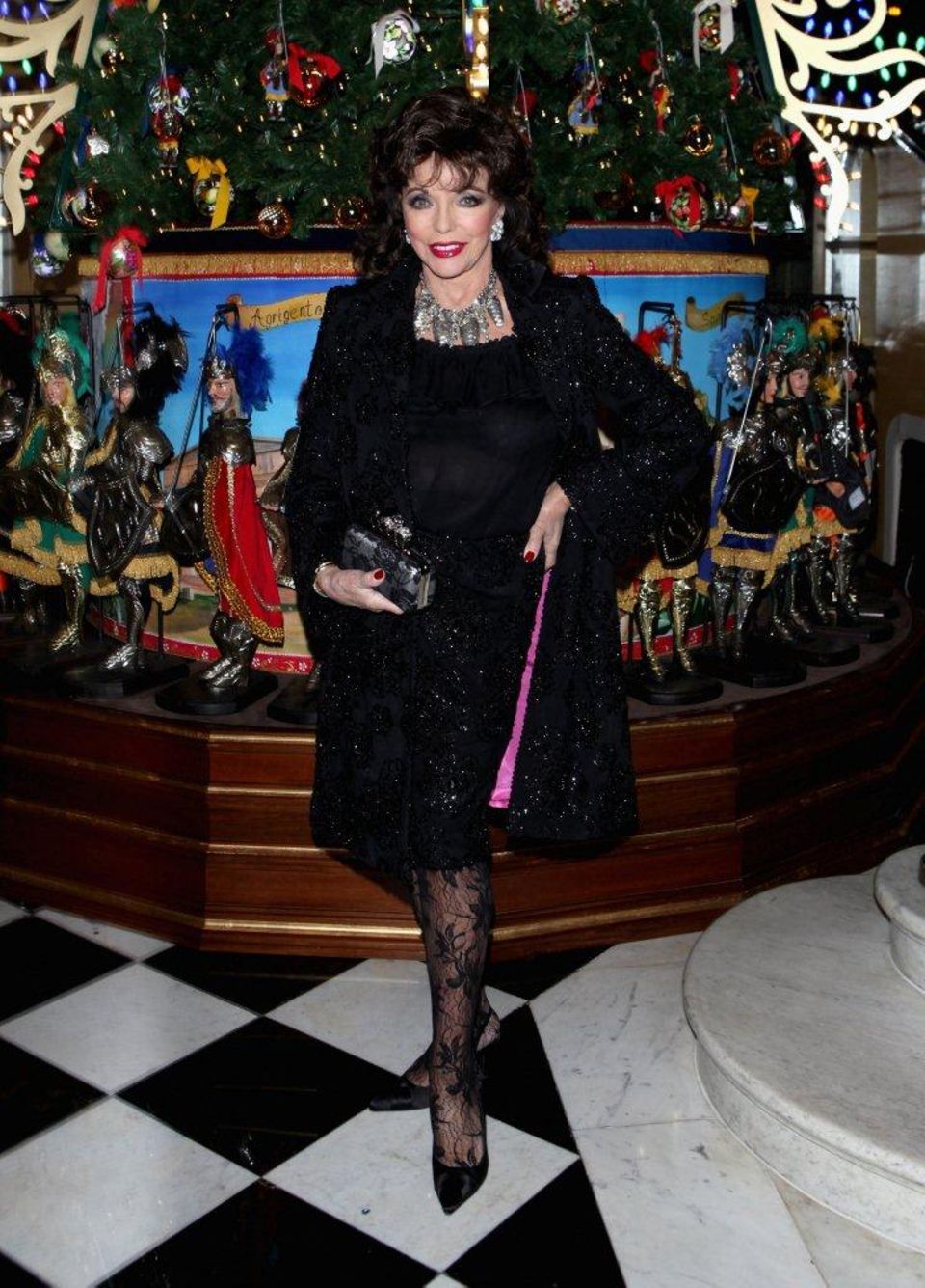 Joan Collins funkelt im Londoner Luxuskaufhaus "Claridge's" mit dem Baumschmuck um die Wette. Joan Collins funkelt im Londoner Luxuskaufhaus "Claridge's" mit dem Baumschmuck um die Wette.