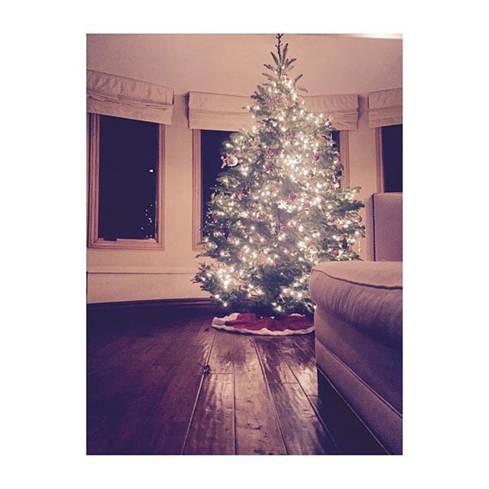 Vanessa Hudgens wagt zuhause schon einen ersten Blick auf den geschmückten Baum. Der kann sich sehen lassen! Merry Christmas, Vanessa!
