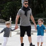 Ziemlich stylish sind auch die Söhne von Ricky Martin unterwegs. Valentino (li.) trägt einen angesagten Undercut, sein Bruder Matteo (re.) sieht mit seiner coolen Brille wie ein kleiner Hipster aus.