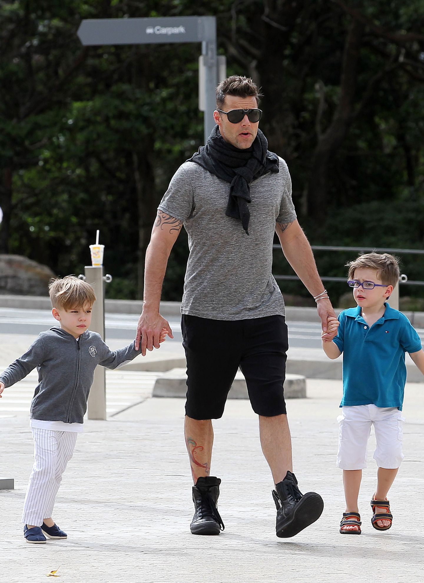 Ziemlich stylish sind auch die Söhne von Ricky Martin unterwegs. Valentino (li.) trägt einen angesagten Undercut, sein Bruder Matteo (re.) sieht mit seiner coolen Brille wie ein kleiner Hipster aus.