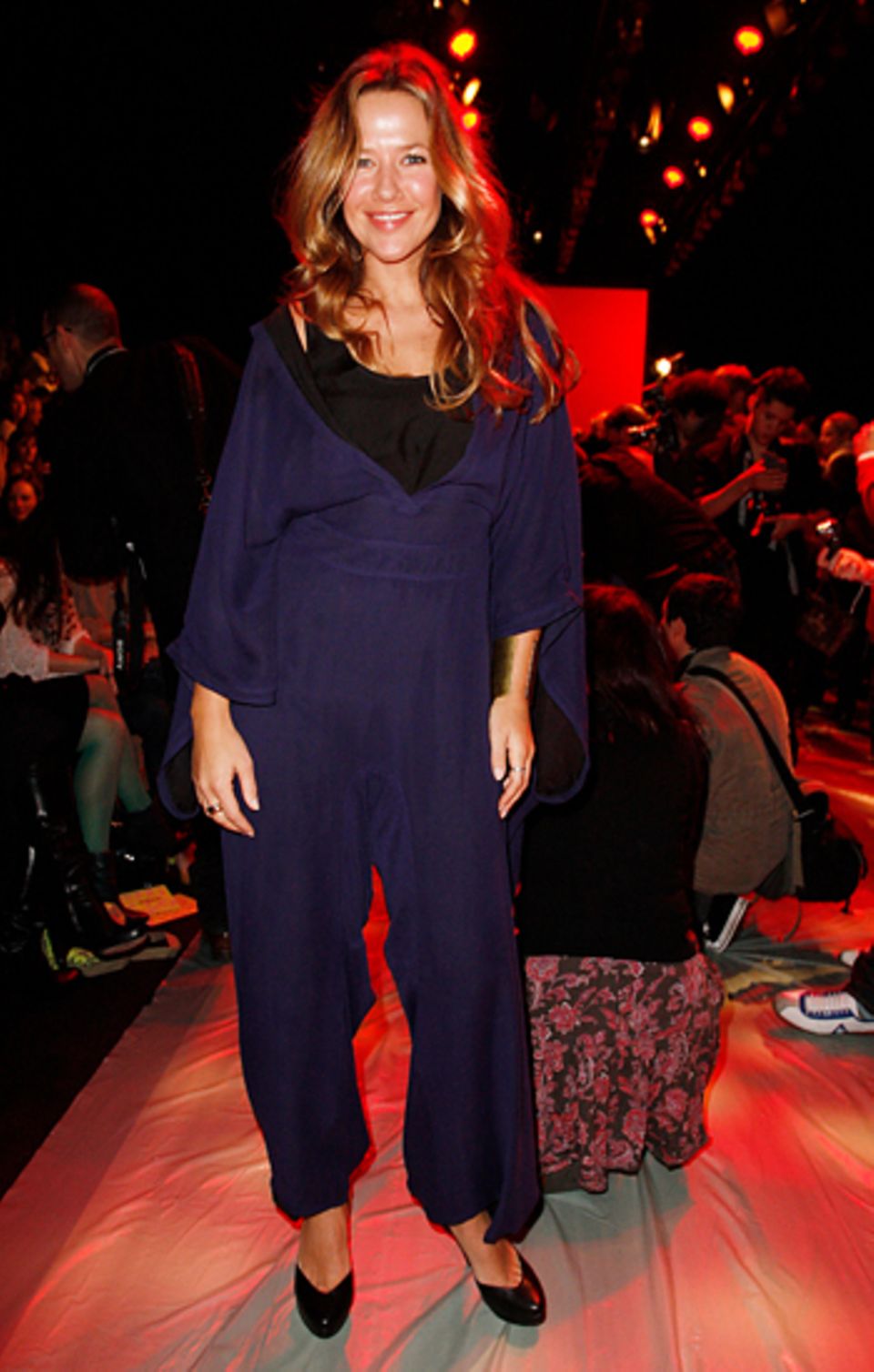 Fashion Week Berlin: Alexandra Neldel präsentiert sich in einem blauen Overall.
