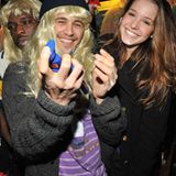 Wer das ist?! Ein zu Späßen aufgelegter James Franco bei der Aftershow-Party von "Three's Company - The Drama" nebst Hannah Forb