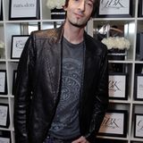 Adrien Brody schaut mal in der "The House of Hype LIVEstyle Lounge" vorbei.