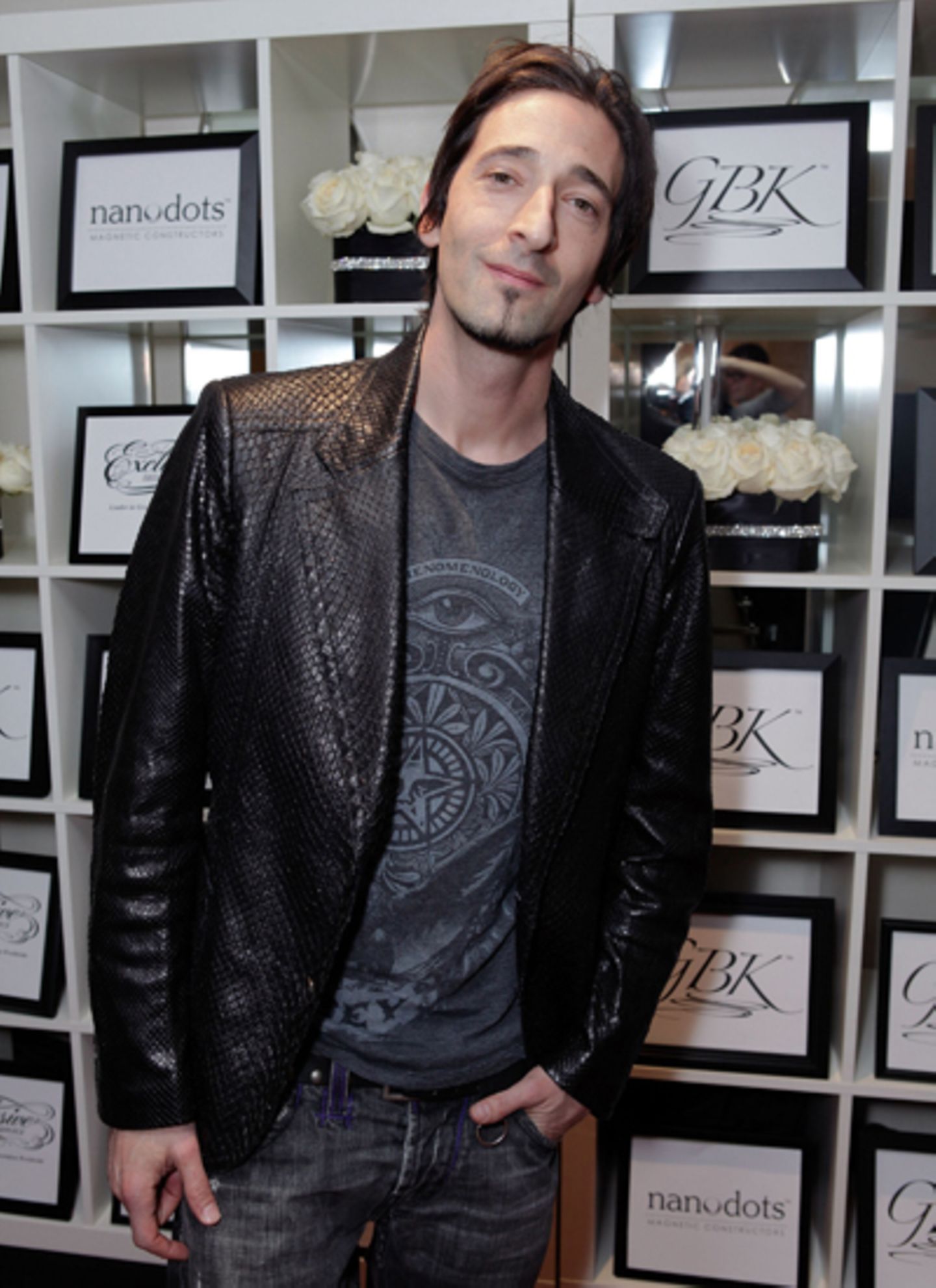Adrien Brody schaut mal in der "The House of Hype LIVEstyle Lounge" vorbei.