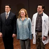 Jason Biggs und Elisabeth Moss stehen zusammen auf der Bühne um das Drama "The Heidi Chronicles" in New York City zu inszenieren.