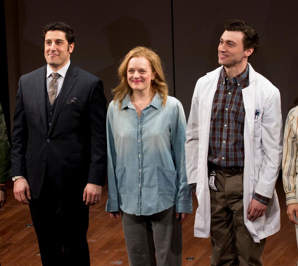 Jason Biggs und Elisabeth Moss stehen zusammen auf der Bühne um das Drama "The Heidi Chronicles" in New York City zu inszenieren. Jason Biggs und Elisabeth Moss stehen zusammen auf der Bühne um das Drama "The Heidi Chronicles" in New York City zu inszenieren.