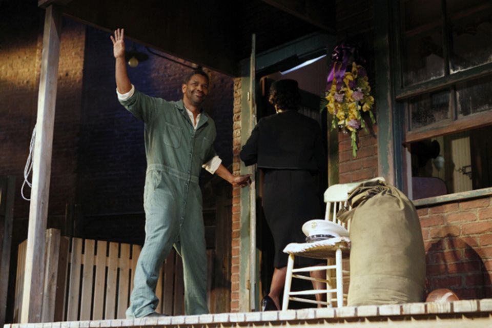 Im April 2010 steht Denzel Washington im Stück "Fences" auf der Bühne des New Yorker Cort-Theaters. Im April 2010 steht Denzel Washington im Stück "Fences" auf der Bühne des New Yorker Cort-Theaters.