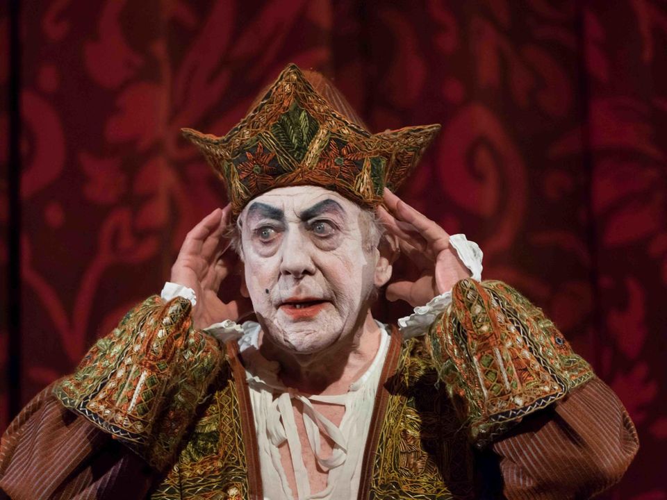 In der Inszenierung der "Bürger als Edelmann" spielt Dieter Hallervorden Monsieur Jourdain im Hamburger Ernst-Deutsch-Theater. In der Inszenierung der "Bürger als Edelmann" spielt Dieter Hallervorden Monsieur Jourdain im Hamburger Ernst-Deutsch-Theater.