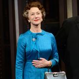 Helen Mirren wird in New York für ihre Rolle als Queen Elizabeth II in "The Audience" vom Publikum gefeiert.