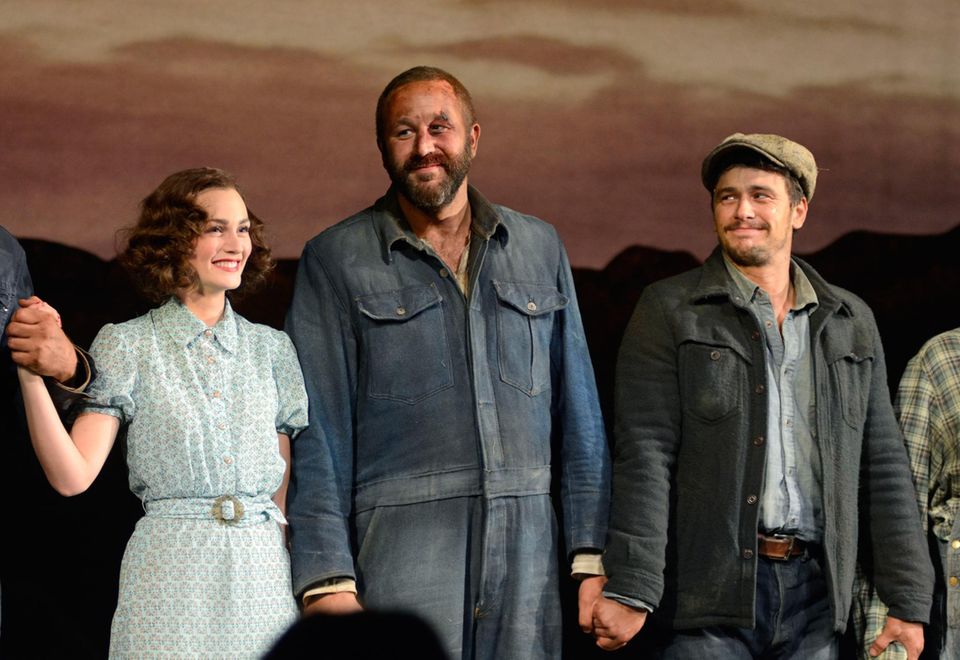 Leighton Meester, Chris O'Dowd und James Franco stehen am Broadway für die Premiere von "Of Mice and Men" auf der Bühne. Leighton Meester, Chris O'Dowd und James Franco stehen am Broadway für die Premiere von "Of Mice and Men" auf der Bühne.