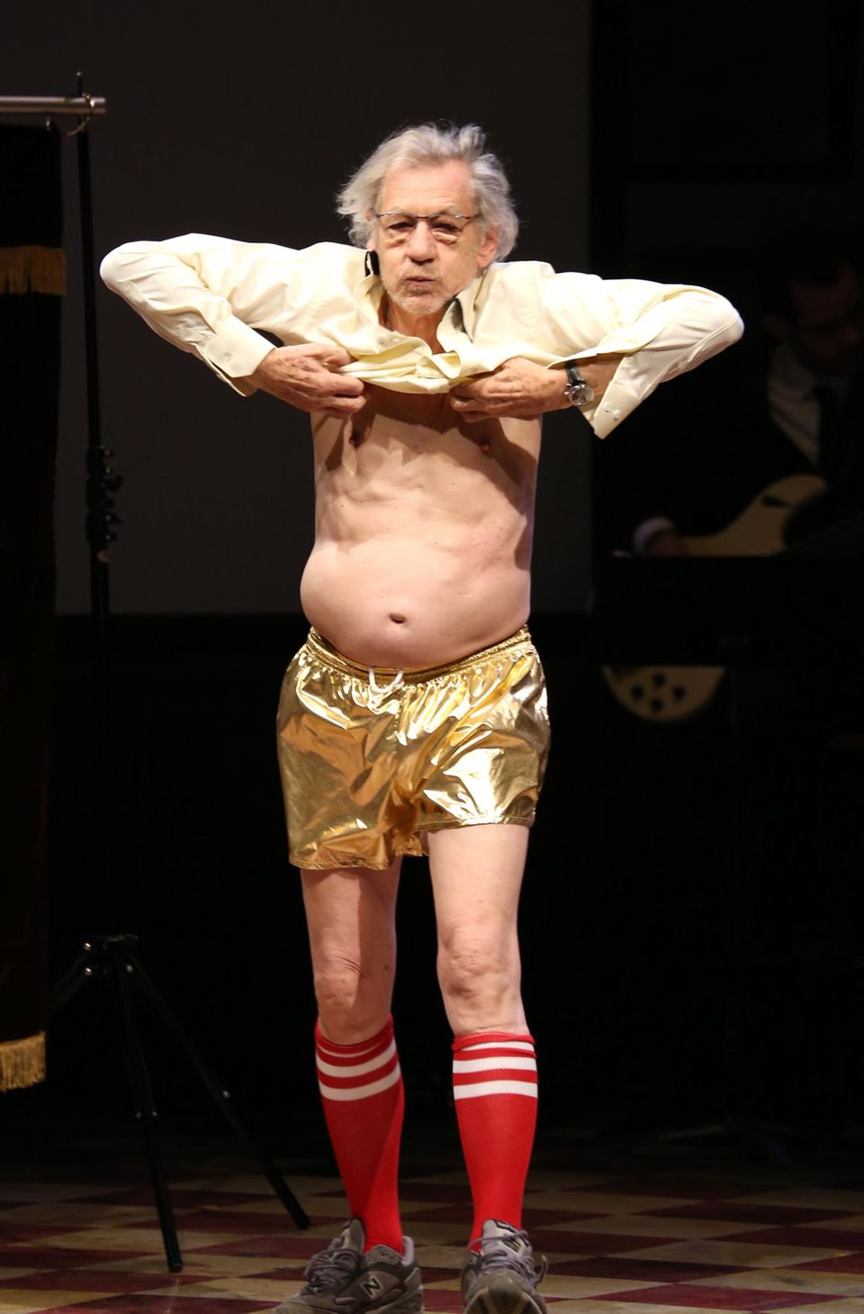 Ian McKellen steht bei der "14th Annual Only Make Believe Gala" im Bernard B. Jacobs Theater in New York City strippend auf der Bühne.