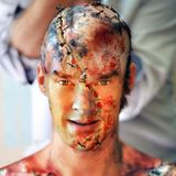 In einer schmerzvollen Prozedur verwandelt sich Schauspieler Benedict Cumberbatch für ein Bühnenstück in Frankensteins Monster.