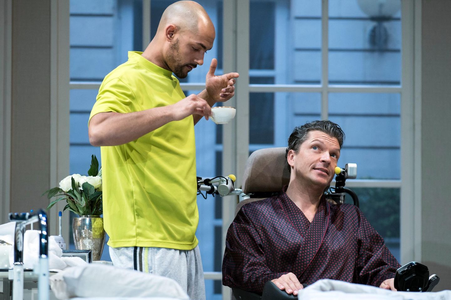 Patrick Abozen und Hardy Krüger Jr. stehen als "Ziemlich beste Freunde" in den Hamburger Kammerspielen auf der Theaterbühne.