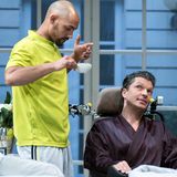 Patrick Abozen und Hardy Krüger Jr. stehen als "Ziemlich beste Freunde" in den Hamburger Kammerspielen auf der Theaterbühne.