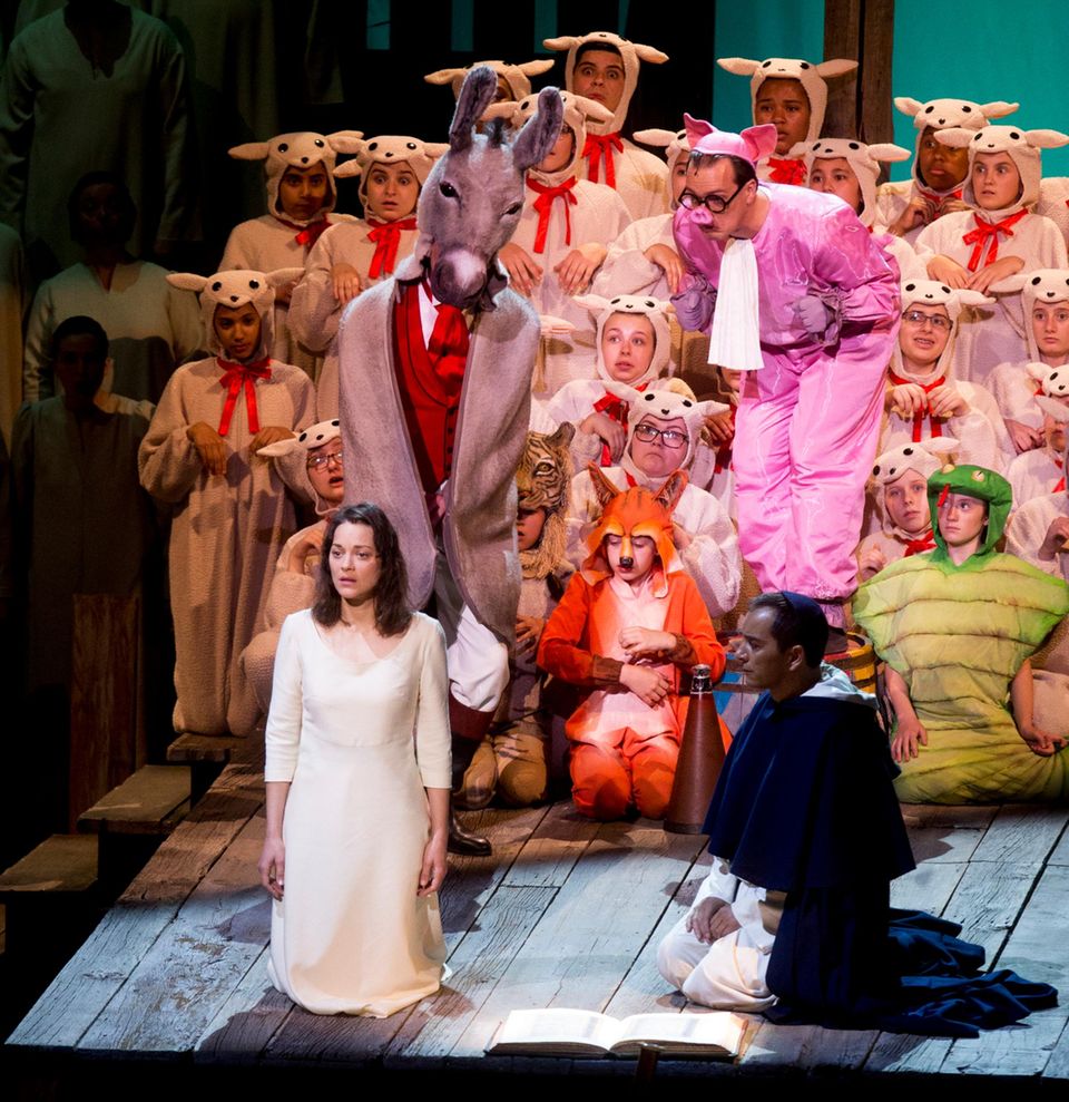Marion Cotillard spielt die Hauptrolle im Theaterstück "Joan of Arc At the Stake" in der Avery Fisher Hall in New York City. Marion Cotillard spielt die Hauptrolle im Theaterstück "Joan of Arc At the Stake" in der Avery Fisher Hall in New York City.