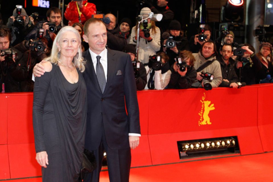 Vanessa Redgrave und Ralph Fiennes posieren gemeinsam auf dem roten Teppich und...