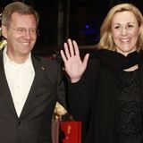 Bundespräseident Christian Wulff und seine Frau Bettina Wulff erscheinen gut gelaunt zur Premiere von "Almanya - Willkommen in D