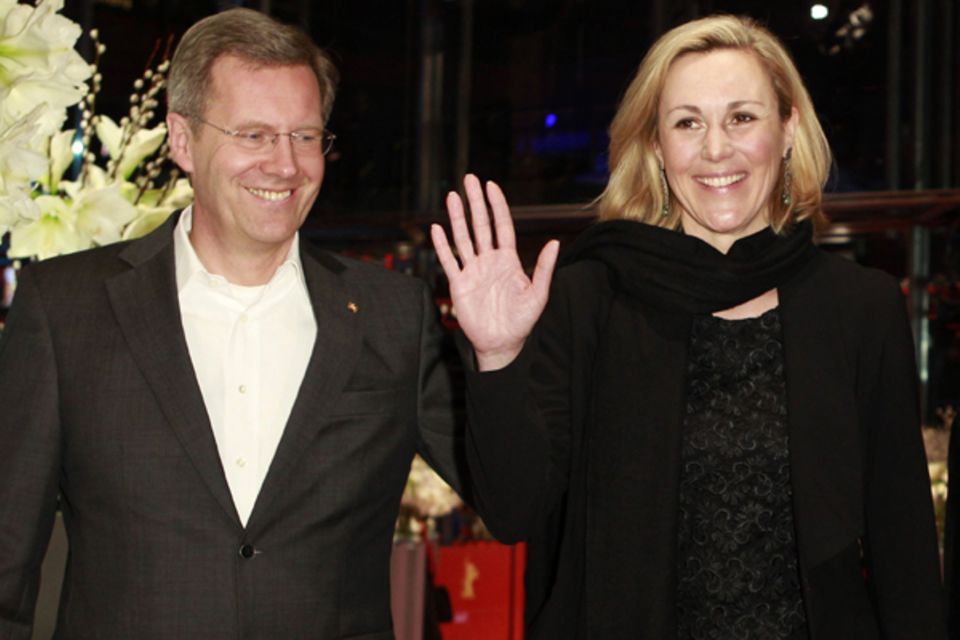 Bundespräseident Christian Wulff und seine Frau Bettina Wulff erscheinen gut gelaunt zur Premiere von "Almanya - Willkommen in D