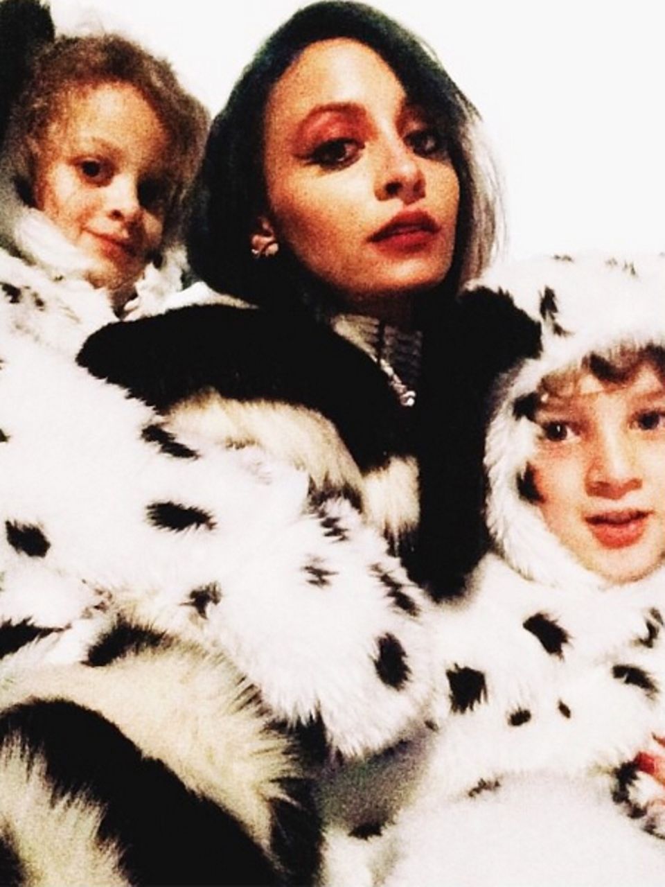 Nicole Richie und ihre Kinder Harlow und Sparrow haben sich das Thema "101 Dalmatiner" ausgesucht. Nicole Richie und ihre Kinder Harlow und Sparrow haben sich das Thema "101 Dalmatiner" ausgesucht.