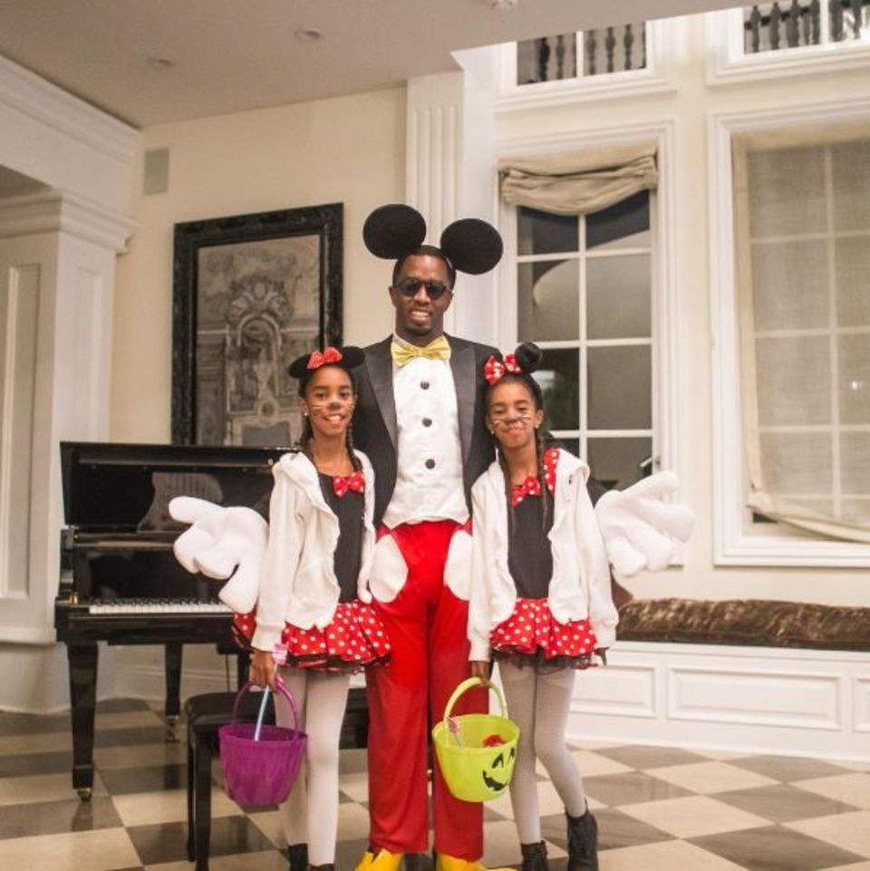 Das muss Rapper P. Diddy wohl gerade denken: Wenn deine Töchter als "Minnie Mouse" gehen möchten und dich dabei als "Mickey Mouse" haben wollen, dann verkleidest du dich eben als "Mickey Mouse", egal ob du nun ein cooler Rapper bist oder nicht.