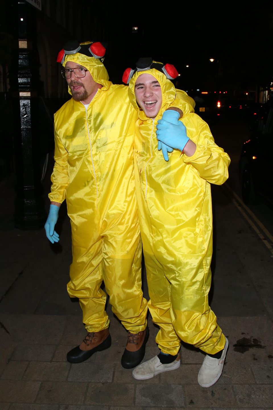 Guy Ritchie und Sohn Rocco besuchen als "Walter White" und "Jesse Pinkman" aus der Serie "Breaking Bad" den "UNICEF Halloween Ball". Guy Ritchie und Sohn Rocco besuchen als "Walter White" und "Jesse Pinkman" aus der Serie "Breaking Bad" den "UNICEF Halloween Ball".
