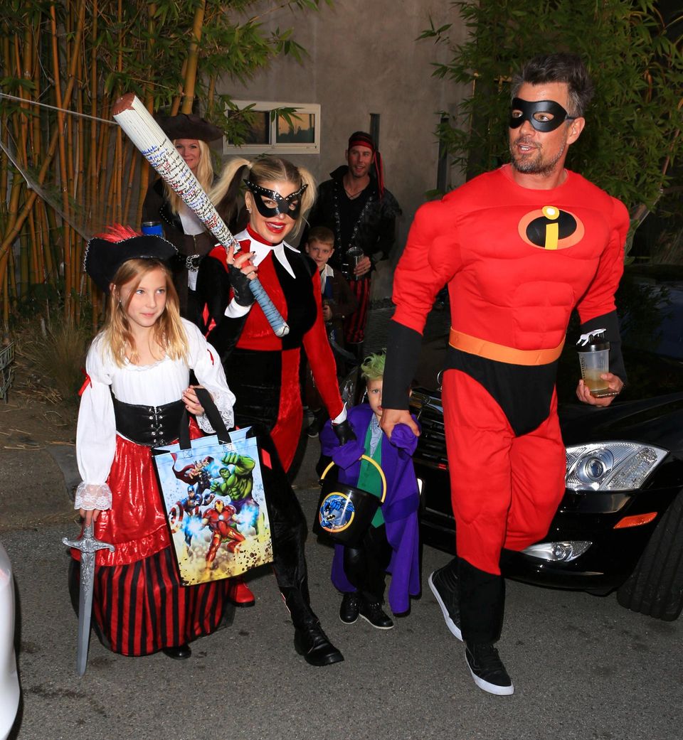 Fergie als Harley Quinn mit Sohn Axl und Ehemann Josh Duhamel auf der "Trick or Treat-Tour" in Brentwood.