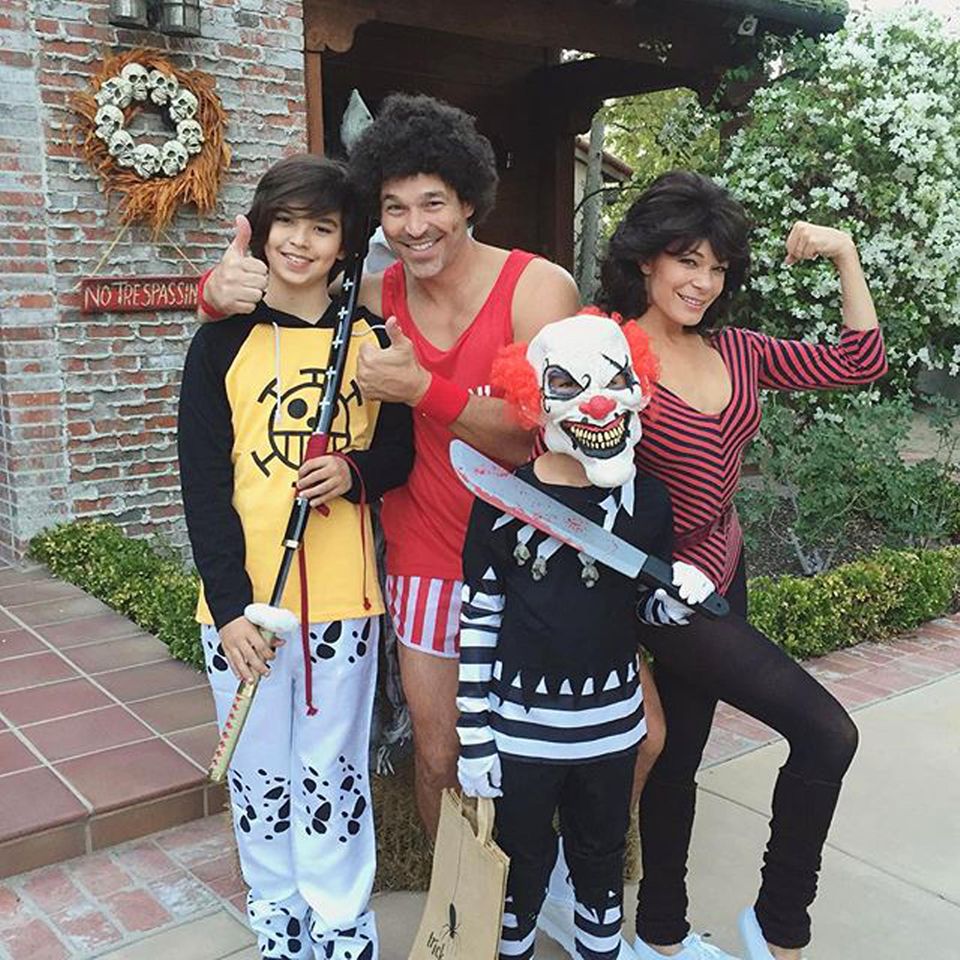 LeAnn Rimes und ihr Ehemann Eddie Cibrian haben sich zu Halloween von den Fitness-Legenden Jane Fonda und Richard Simmons inspirieren lassen. Cibrians Kinder haben andere Vorstellungen von einem Familienkostüm.