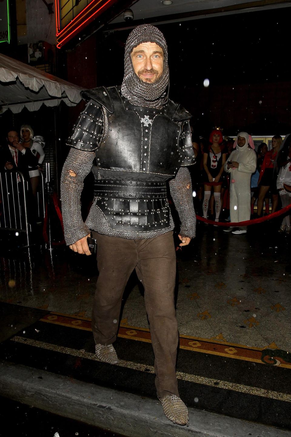 Gerard Butler trägt nicht nur in seinen Filmen gerne Rüstung, auch an Halloween geht er als Ritter durch die Straßen von Los Angeles. Gerard Butler trägt nicht nur in seinen Filmen gerne Rüstung, auch an Halloween geht er als Ritter durch die Straßen von Los Angeles.