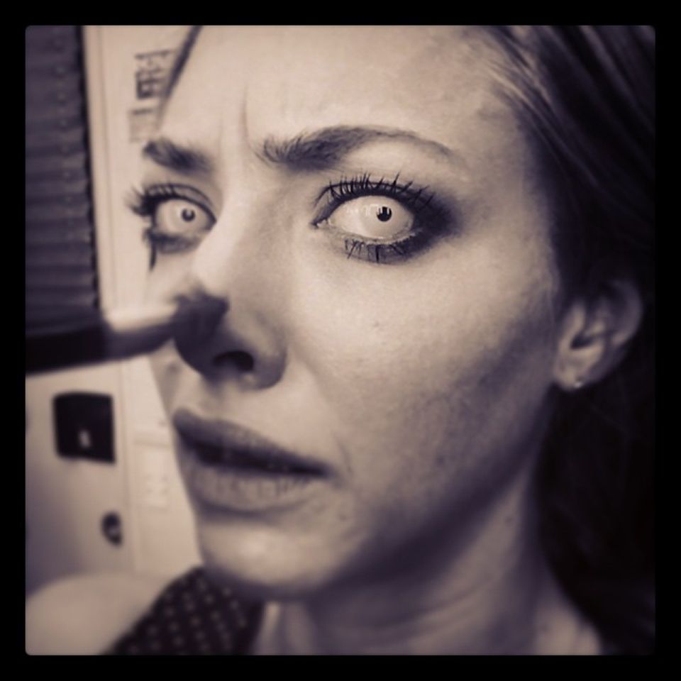Amanda Seyfried lässt sich zum Zombie schminken.