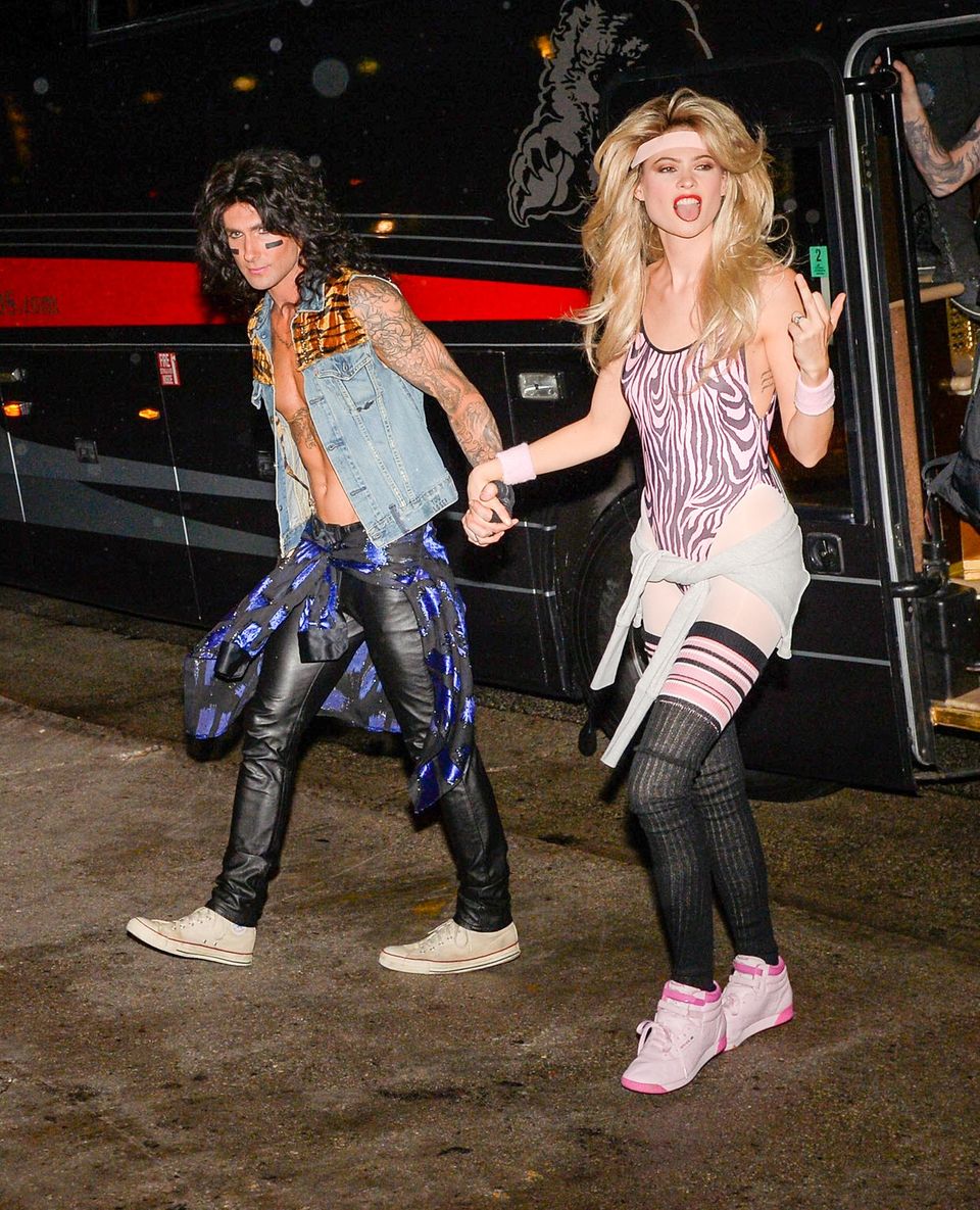 Adam Levine und Behati Prinsloo feiern in Los Angeles mit Freunden Halloween. Adam Levine und Behati Prinsloo feiern in Los Angeles mit Freunden Halloween.