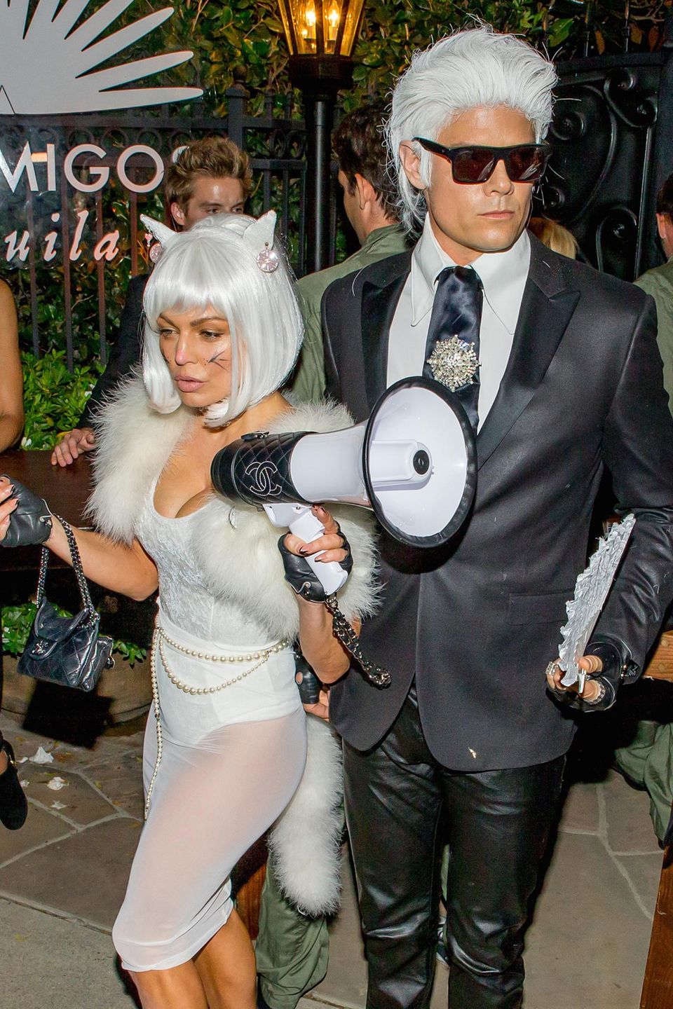 Josh Duhamel und Fergie als Karl Lagerfeld mit seiner Katze Choupette Josh Duhamel und Fergie als Karl Lagerfeld mit seiner Katze Choupette
