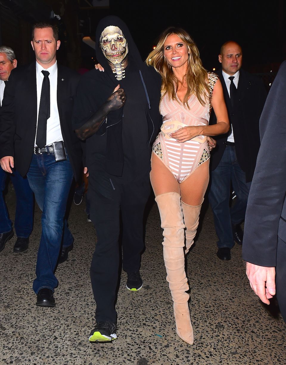 Zufrieden verlassen Vito Schnabel und Heidi Klum eine weitere legendäre Halloweenparty in New York.