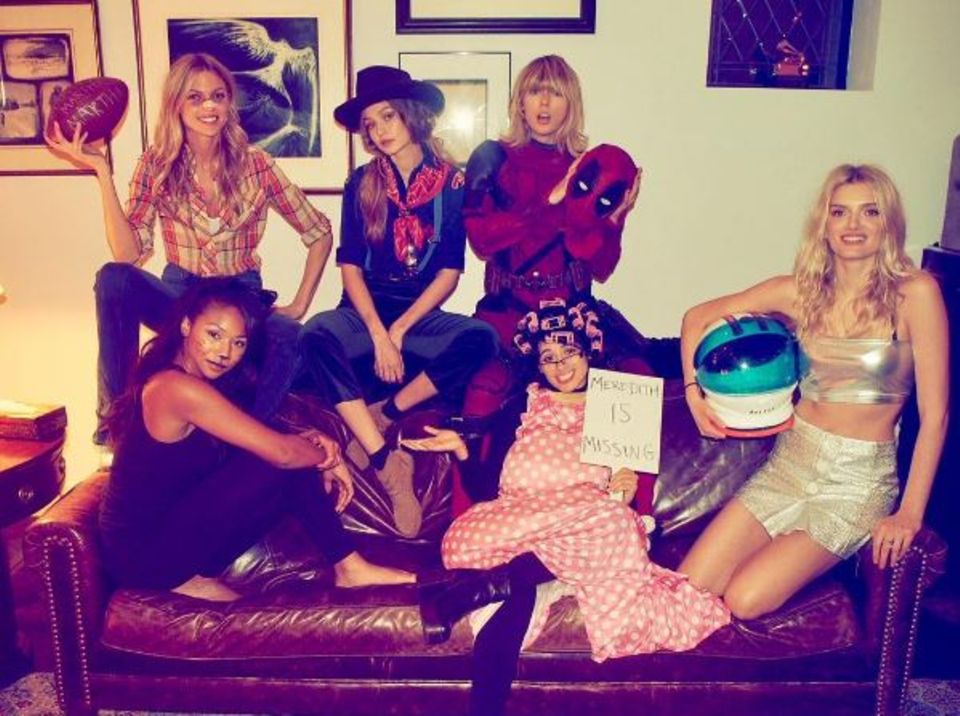 Taylor Swift, als Deadpool verkleidet, hat mal wieder ein Haus voller Models. Let ?s get the Party started! Taylor Swift, als Deadpool verkleidet, hat mal wieder ein Haus voller Models. Let ?s get the Party started!