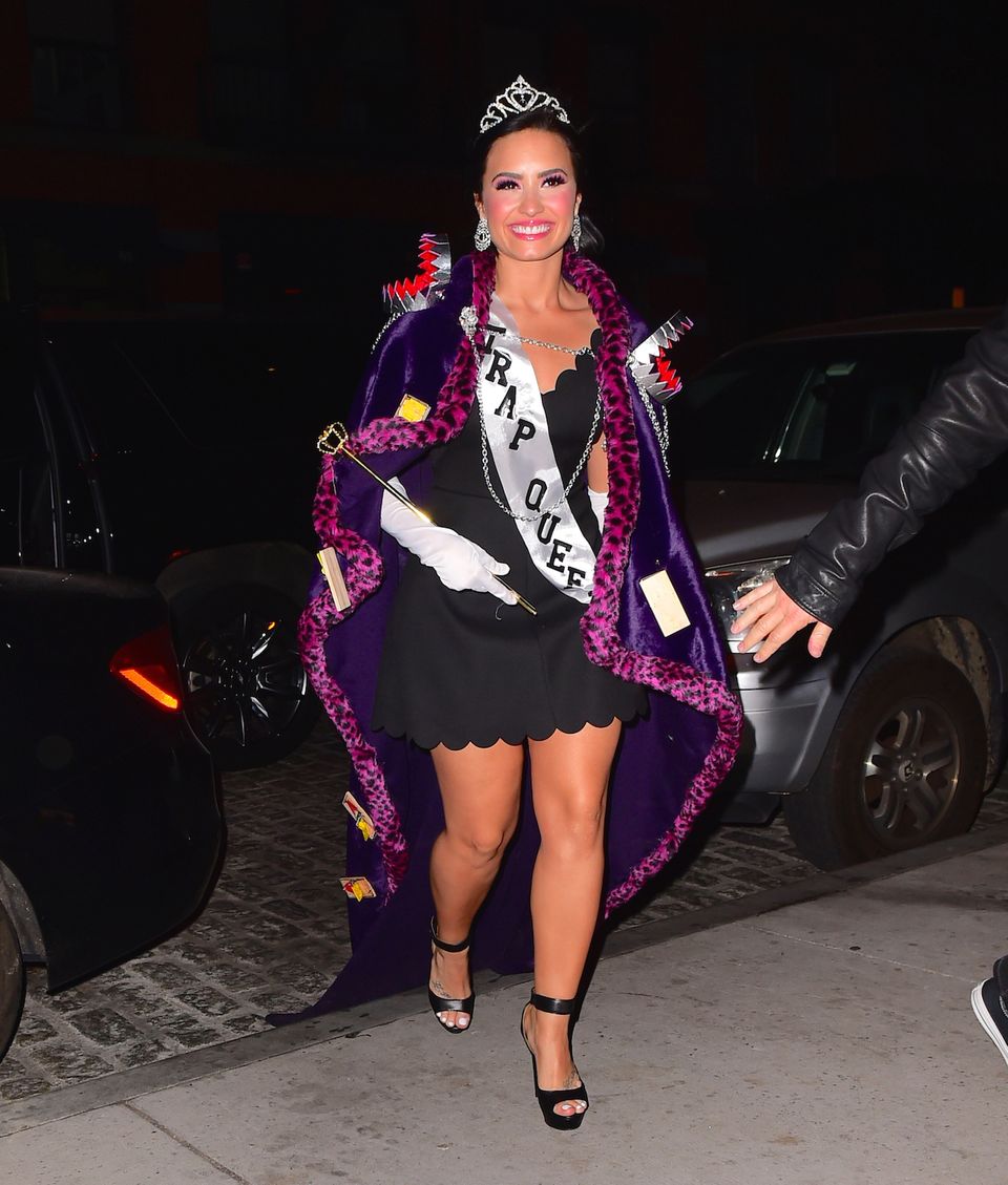 Als "Trap Queen" verkleidet, schreitet Demi Lovato zur Halloween Party in New York. Auch ohne die offensichtlichen Fallen verfällt man dieser Frau.