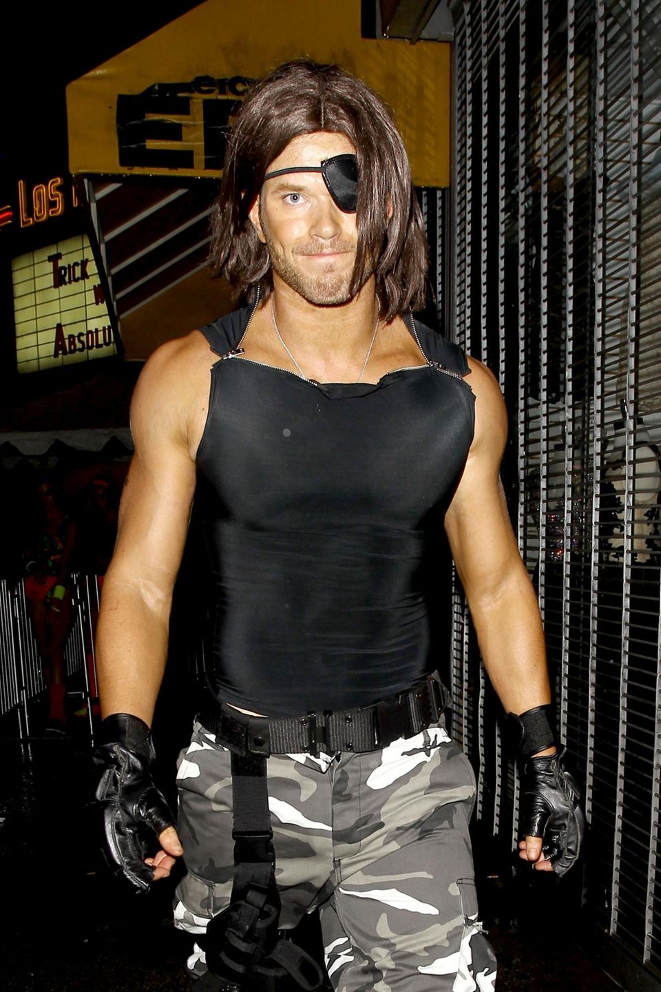 Die zweite Hommage an Kurt Russel in diesem Jahr: Nach Zach Braff stellt auch Kellan Lutz den Schauspieler dar. Dieses Mal in seiner Rolle als "Snake Plissken" aus dem Film "Escape from New York". Die zweite Hommage an Kurt Russel in diesem Jahr: Nach Zach Braff stellt auch Kellan Lutz den Schauspieler dar. Dieses Mal in seiner Rolle als "Snake Plissken" aus dem Film "Escape from New York".