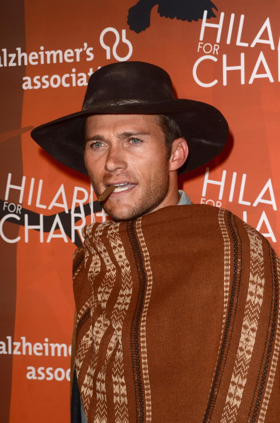Diese Ähnlichkeit ist verblüffend. Scott Eastwood schlüpft in die Rolle seines Vaters Clint Eastwood und kommt als Joe aus dem Italowestern "Für eine Handvoll Dollar". Diese Ähnlichkeit ist verblüffend. Scott Eastwood schlüpft in die Rolle seines Vaters Clint Eastwood und kommt als Joe aus dem Italowestern "Für eine Handvoll Dollar".