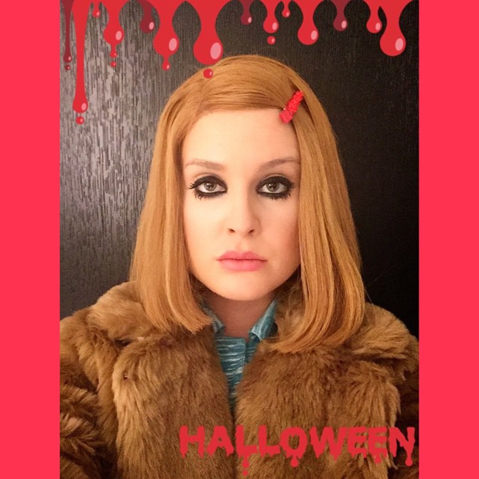 Kelly Osbourne ist als Margot Tennebaum kostümiert. Kelly Osbourne ist als Margot Tennebaum kostümiert.