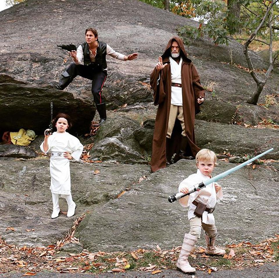 Neil Patrick Harris, David Burtka und ihre Zwillinge übertreffen sich jedes Jahr wieder mit ihren Familienkostümen. Diesmal ist "Star Wars" dran. Harris stellt "Obi-Wan Kenobi" dar, während sein Ehemann die "Han Solo"-Pose voll drauf hat. Harper Grace und Gideon Scott fühlen sich als "Prinzessin Leia" und "Luke Skywalker" offenbar auch wohl. Wer genau hinschaut, findet sogar einen versteckten "Yoda" im Bild. Neil Patrick Harris, David Burtka und ihre Zwillinge übertreffen sich jedes Jahr wieder mit ihren Familienkostümen. Diesmal ist "Star Wars" dran. Harris stellt "Obi-Wan Kenobi" dar, während sein Ehemann die "Han Solo"-Pose voll drauf hat. Harper Grace und Gideon Scott fühlen sich als "Prinzessin Leia" und "Luke Skywalker" offenbar auch wohl. Wer genau hinschaut, findet sogar einen versteckten "Yoda" im Bild.