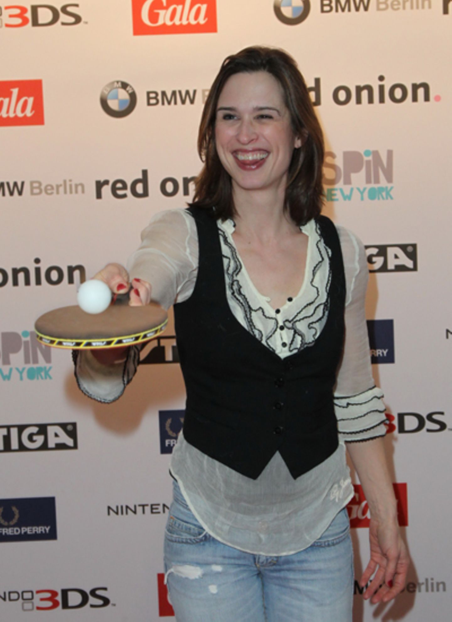 Schauspielerin Tanya Neufeldt hat mit Ping-Pong-Ball und Schläger sichtlich Spaß.