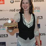 Schauspielerin Tanya Neufeldt hat mit Ping-Pong-Ball und Schläger sichtlich Spaß.