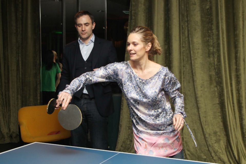 Lisa Martinek und ihr Mann Giulio Ricciarelli beweisen an der Tischtennisplatte ihr Talent. Lisa Martinek und ihr Mann Giulio Ricciarelli beweisen an der Tischtennisplatte ihr Talent.