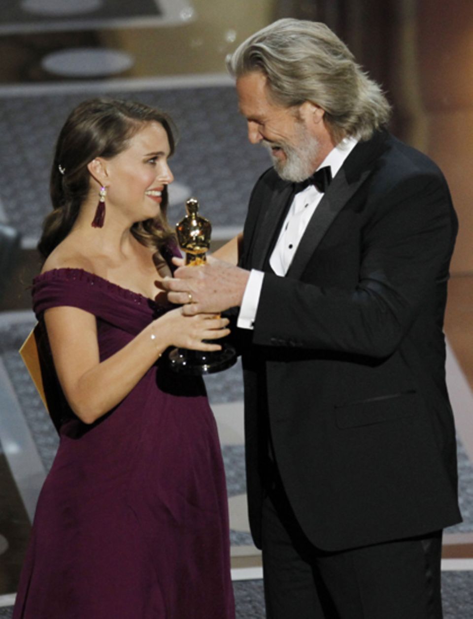 Nach vielen Preisen für ihre Rolle in "Black Swan" darf Natalie Portman nun auch den Goldjungen ihr Eigen nennen. Jeff Bridges g Nach vielen Preisen für ihre Rolle in "Black Swan" darf Natalie Portman nun auch den Goldjungen ihr Eigen nennen. Jeff Bridges g