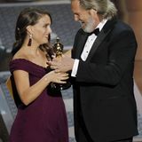 Nach vielen Preisen für ihre Rolle in "Black Swan" darf Natalie Portman nun auch den Goldjungen ihr Eigen nennen. Jeff Bridges g