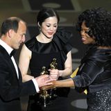 Oprah Winfrey überreicht den Oscar an Charles Ferguson und Audrey Marrs für ihren Dokumentarfilm "Inside Job".