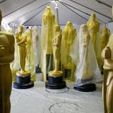Diese lebensgroßen Oscarfiguren werden pünktlich zur Verleihung aufgestellt.