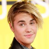 August 2015:   Aber Hallo! Den blond-wuscheligen 80er-Jahre-Popper-Look, den Justin Bieber bei den Video Music Awards präsentierte, kannten wir von dem Teenie-Schwarm bisher noch gar nicht.
