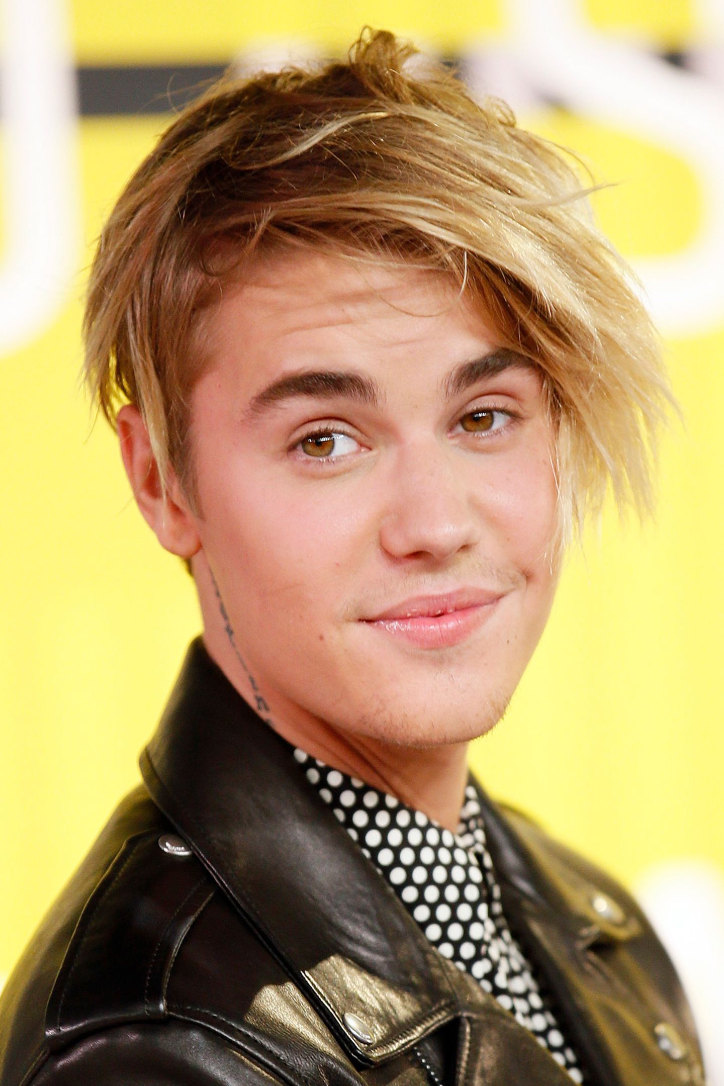 August 2015:   Aber Hallo! Den blond-wuscheligen 80er-Jahre-Popper-Look, den Justin Bieber bei den Video Music Awards präsentierte, kannten wir von dem Teenie-Schwarm bisher noch gar nicht.
