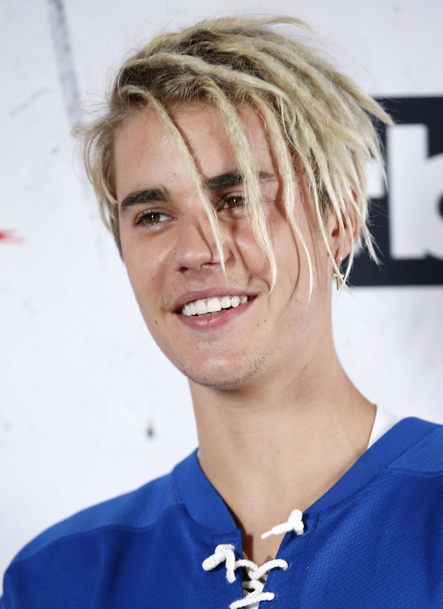"Zurück in die Neunziger" war wohl Justin Biebers Styling-Motto anlässlich der iHeartRadio Music Awards. Blondierte Dreadlocks sieht man ja heutzutage sonst eher selten.