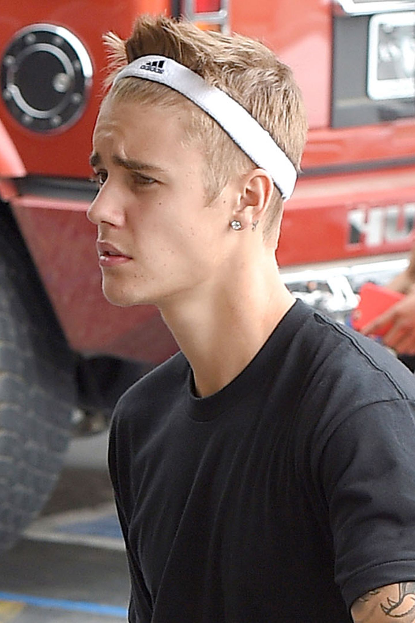 Oktober 2014: Auch Männer wie Justin Bieber möchten mal ihren Pony aus dem Gesicht haben! Mit einem Schweißband um den Kopf verschafft sich der Sänger freie Sicht.